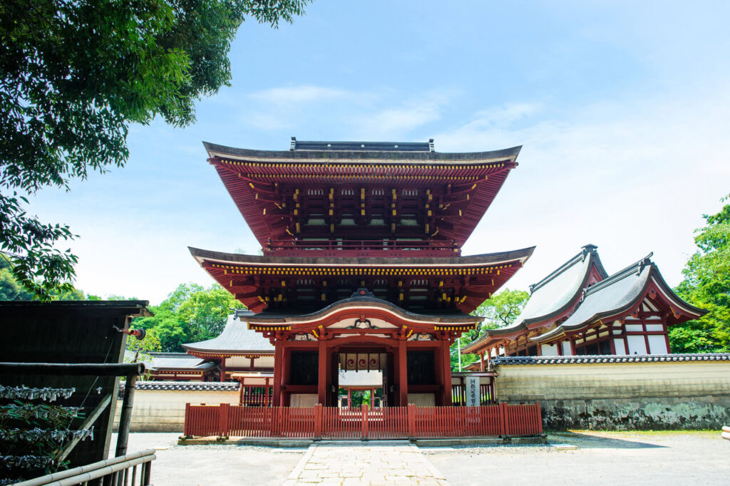 薦神社の神門と参道入口|中津市にある歴史ある八幡信仰の古社