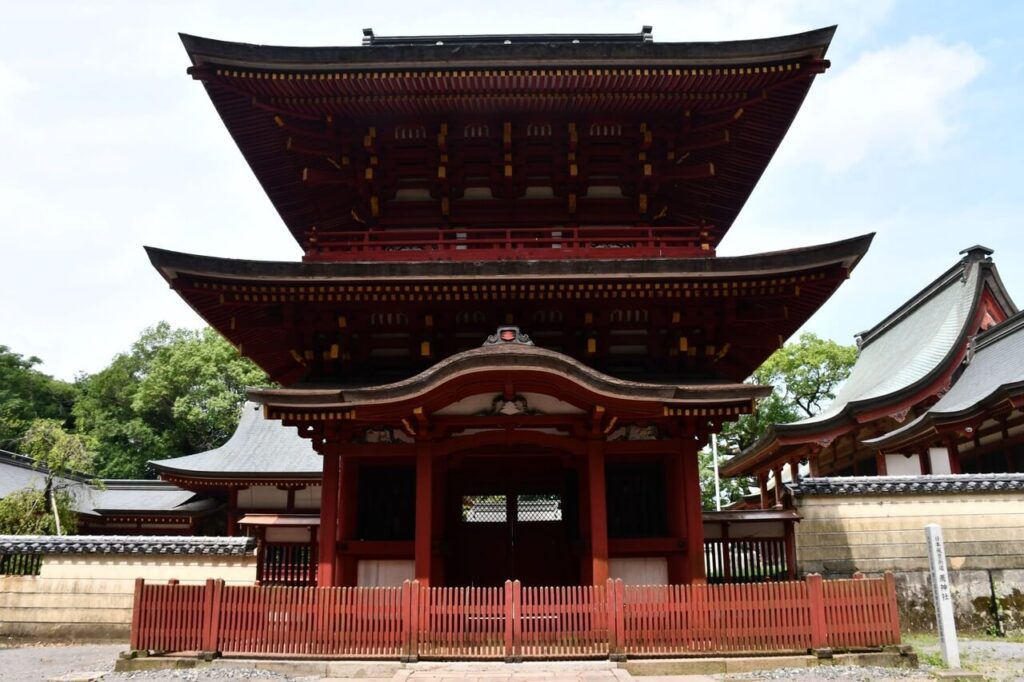 大分県中津市、宇佐神宮の祖宮といわれる薦神社の神社入り口アップ