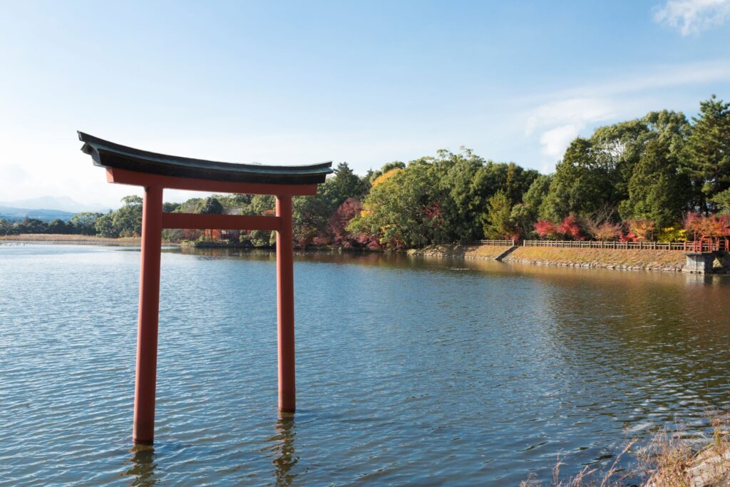 青空の下、紅葉と三角池に映る鳥居|薦神社の参拝におすすめの時間帯のイメージ
