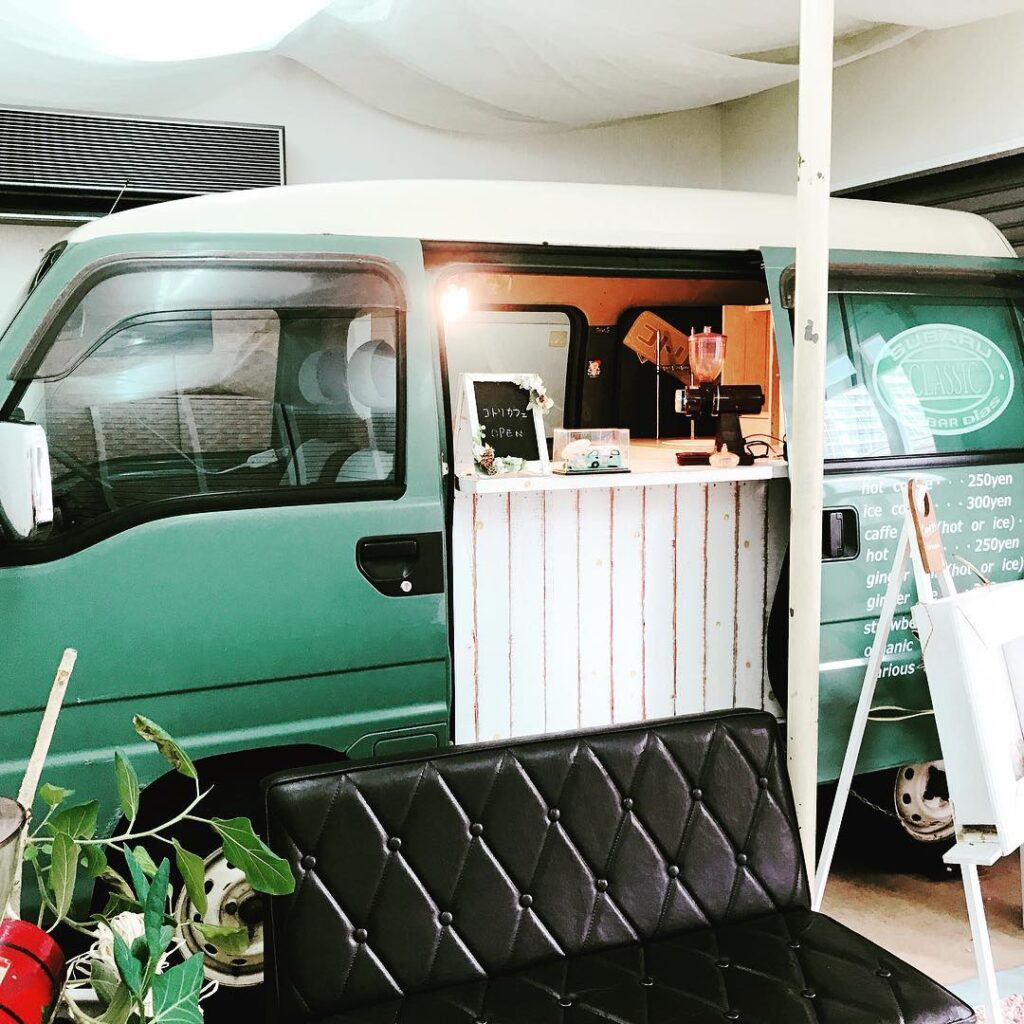 コトリカフェのソファ席がある店内(別府の隠れ家カフェ)キッチンカー