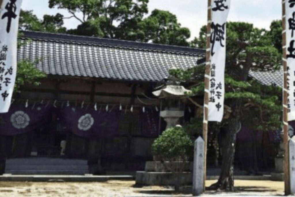 闇無濱神社の参拝所と境内風景(大分県中津市竜王町)