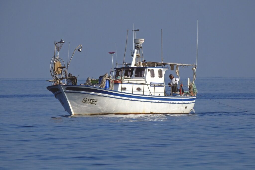 海に浮かぶ漁船|海上安全の信仰が伝わるイメージ