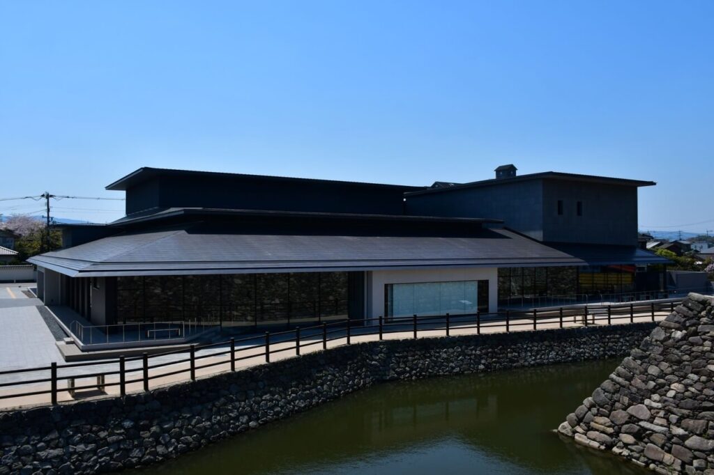 中津歴史資料館の外観と黒田官兵衛ゆかりの歴史を紹介する大分県中津市の資料館