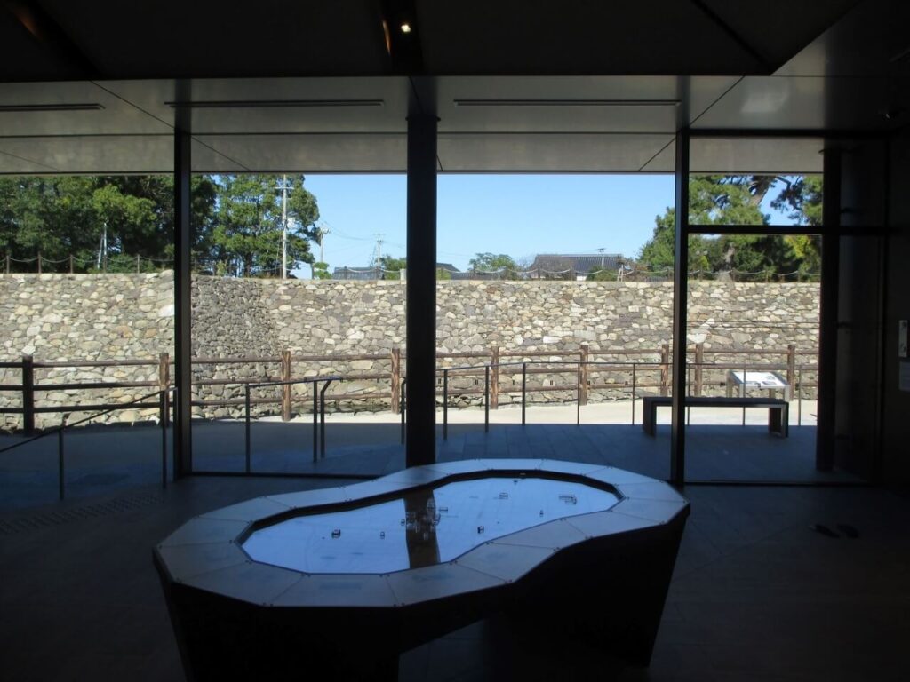 中津歴史資料館の展示室と黒田官兵衛・中津城の歴史を紹介する館内風景