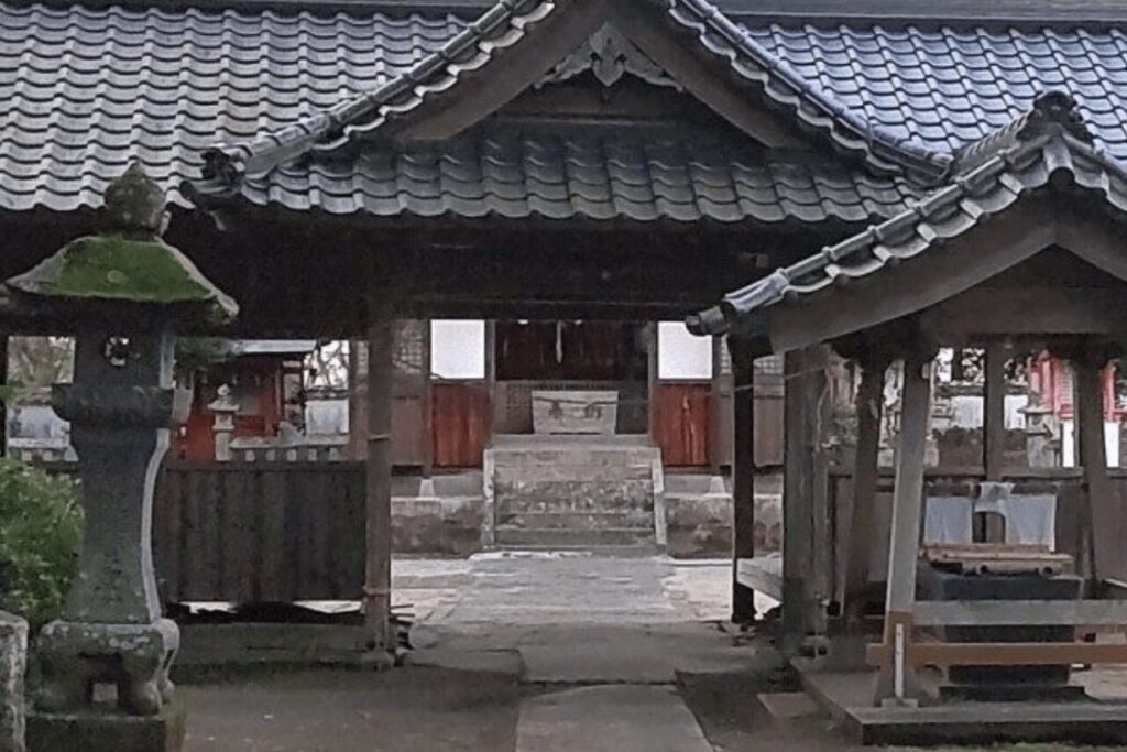 櫛来社の入口と拝殿|瓦屋根の門の奥に見える参拝所