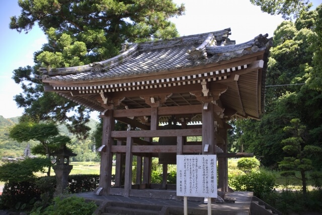 真木大堂の鐘楼と鐘。豊後高田市の歴史ある寺院の境内。