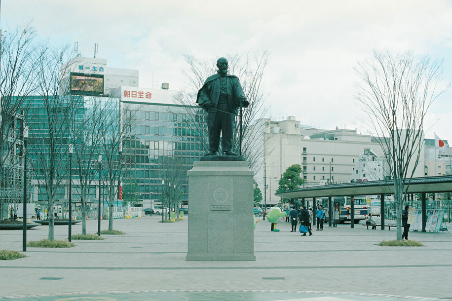大分駅前府内町の大友宗麟像全景