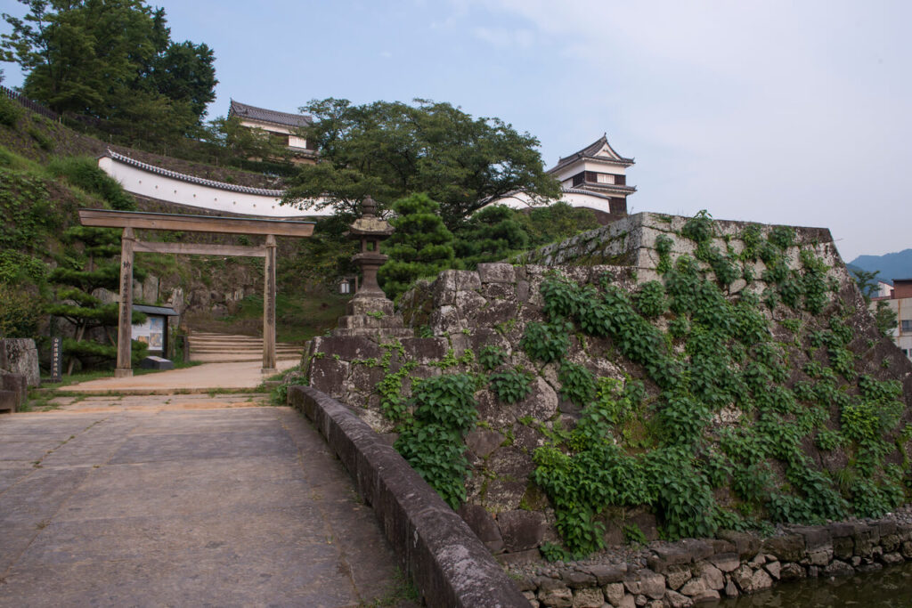 臼杵城跡の石垣を下から見上げた風景と戦国時代の城郭を伝える歴史史跡の景観
