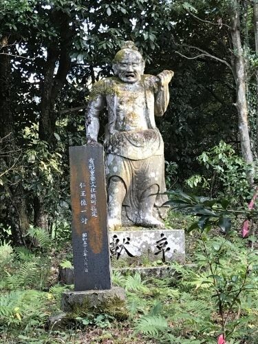 大分県国東市の有形文化財とされる石仏の全身像、桜本宮社周辺の歴史遺産
