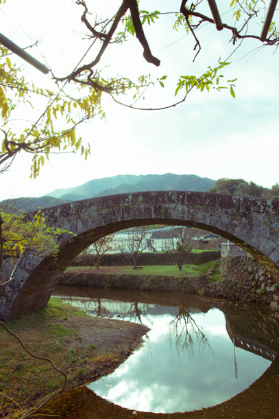 西寒多神社の万年橋と美しい山と川の景色
