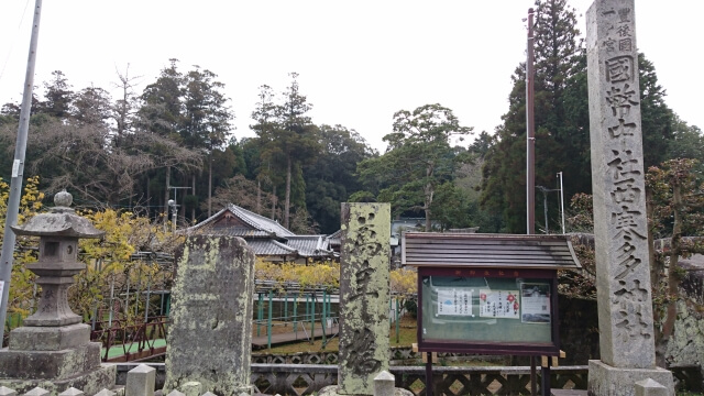 西寒多神社の石柱と石灯籠