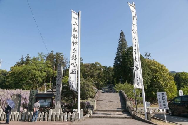 西寒多神社入り口にたつ旗