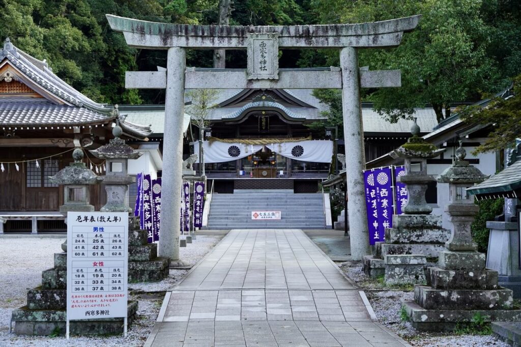 西寒多神社の参拝所全景|鳥居の奥にある拝殿