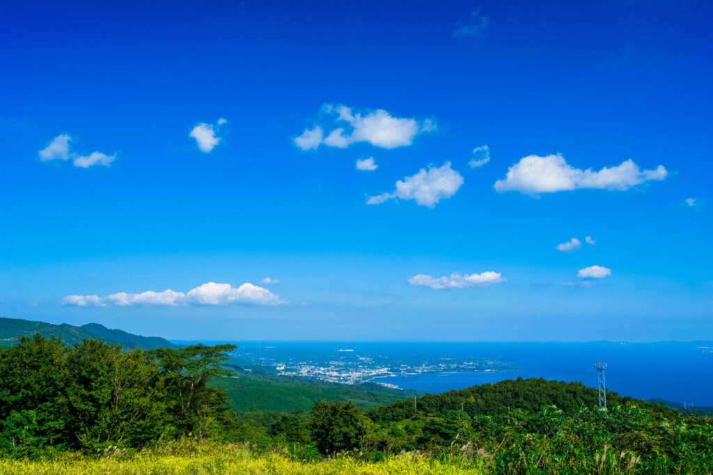 別府湾を見下ろす大分の山の風景と戦国時代に争いの舞台となった豊後の景観