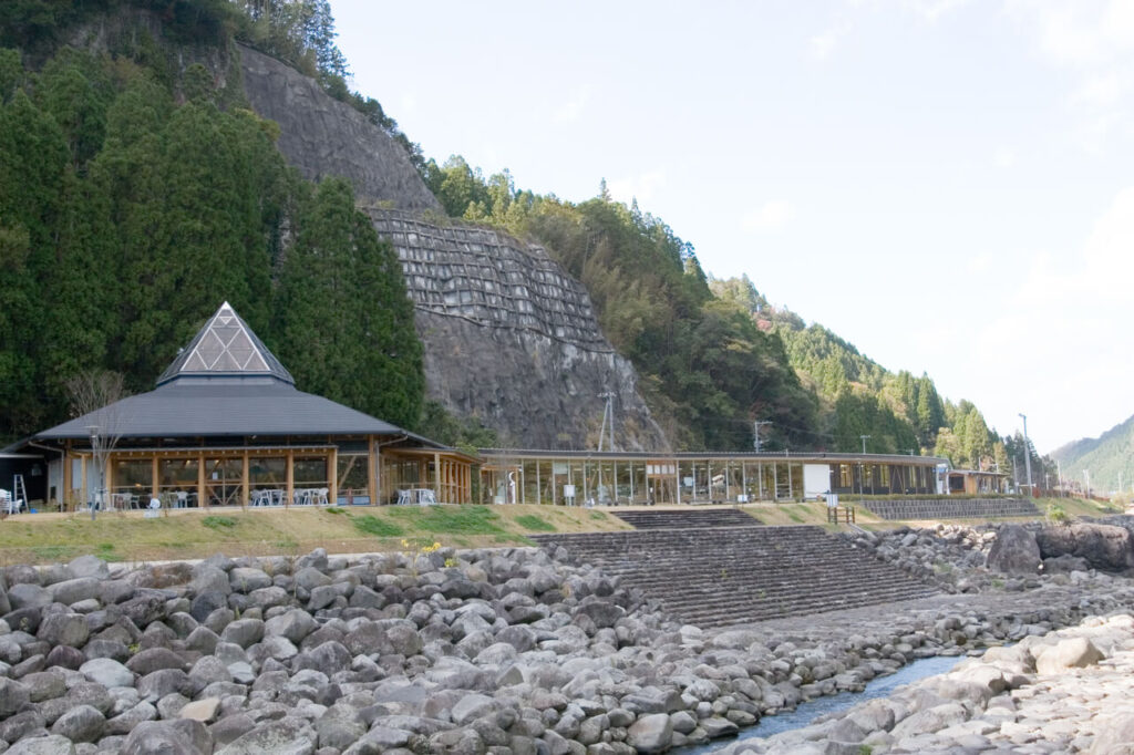 道の駅水辺の郷おおやまと進撃の巨人inHITAミュージアム本館がある大分県日田市大山町の風景