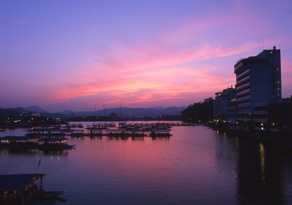 夕日に染まる美しい三隈川(大分県日田市)