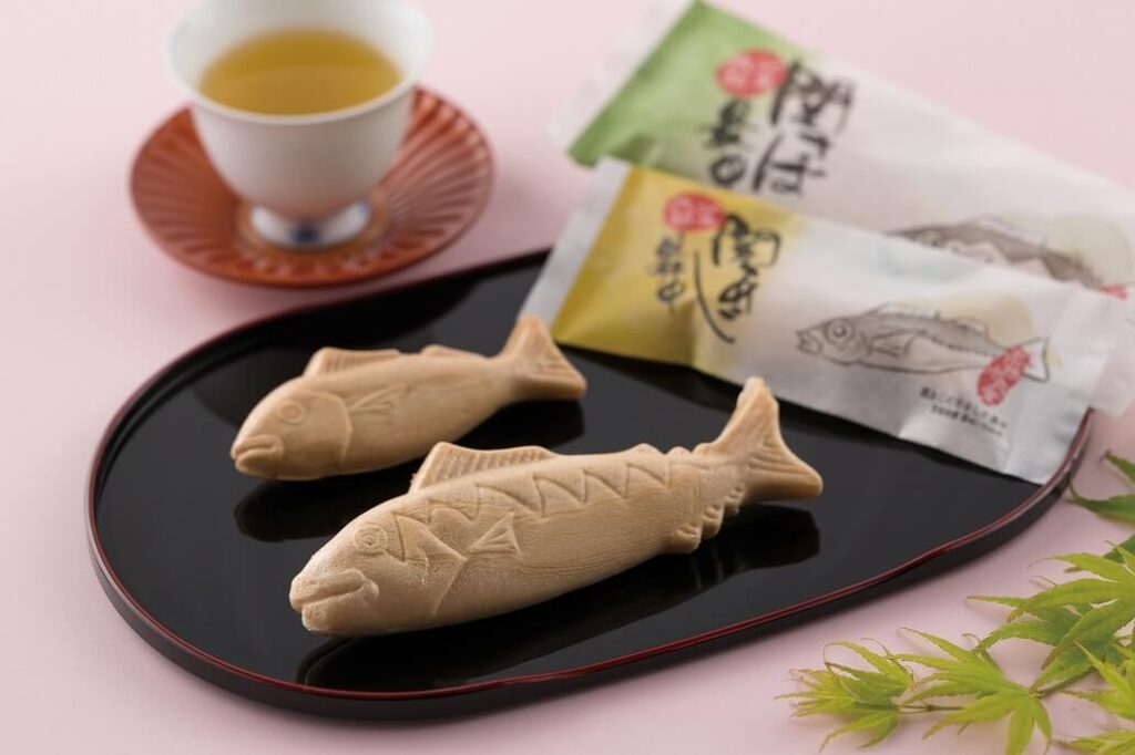 大分銘菓、佐賀関の関サバ、関アジ最中と緑茶の画像