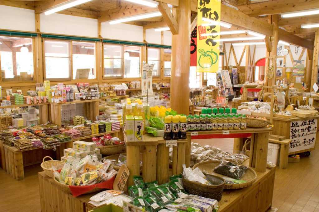道の駅 せせらぎの郷かみつえ、お土産が並べられている店内の様子