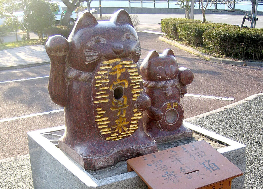 富来猫の賽銭箱|富来神社の開運スポット