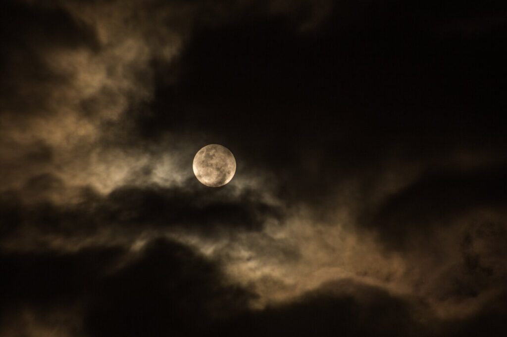 不吉な前兆 暗雲 月 夜空