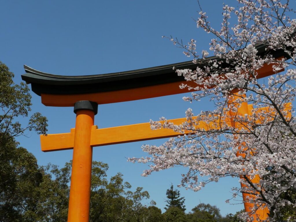 宇佐神宮の鳥居と春の桜|四季折々の自然に包まれる大分県宇佐市の聖地