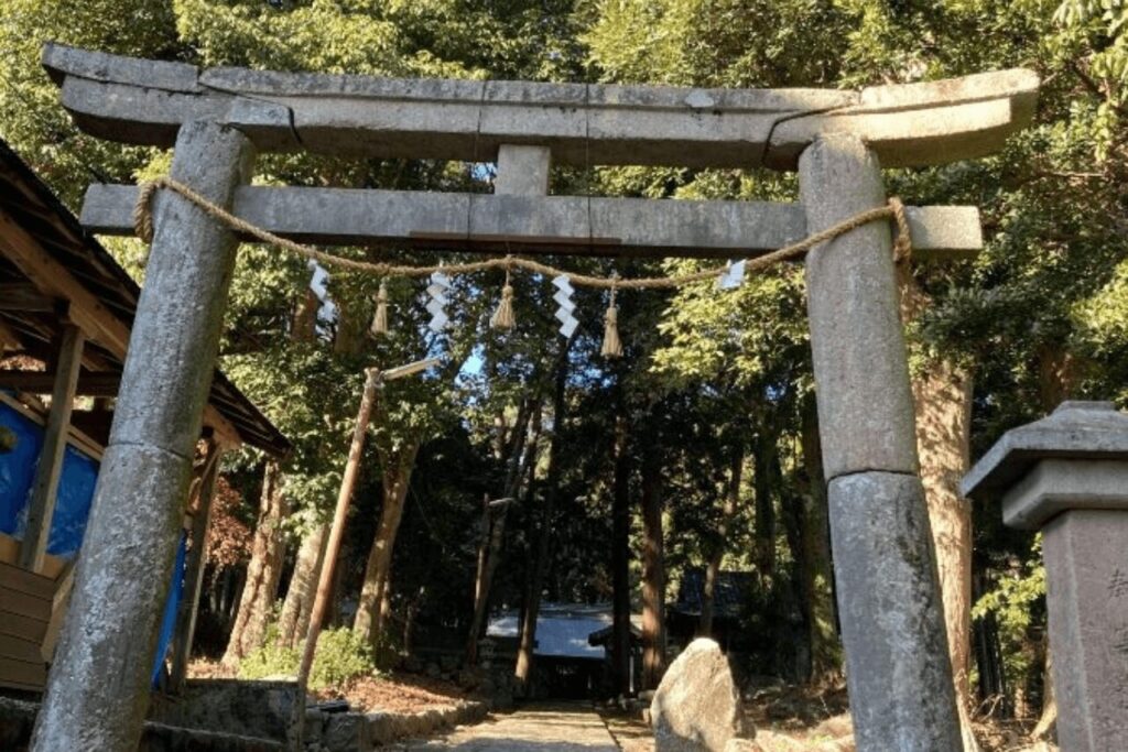 大分県速見郡日出町豊岡にある八津島神社の歴史を感じさせる石造りの鳥居全体