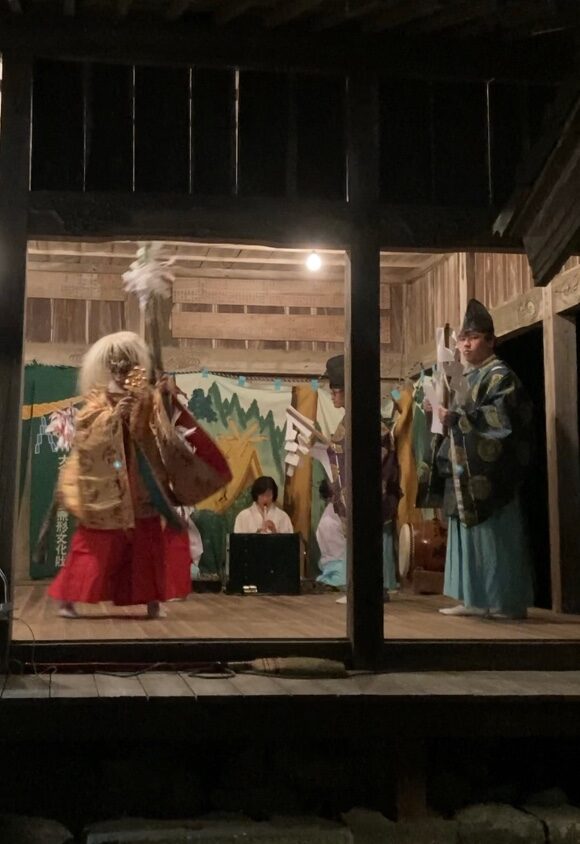 八津島神社の秋季例大祭で奉納される津島神楽の舞、伝統衣装と笛・太鼓の演奏(大分県日出町豊岡)
