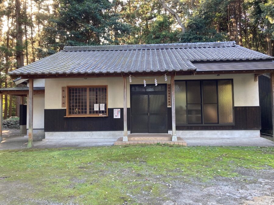 八津島神社の社務所全景、木造の落ち着いた建物と参拝者用の受付スペース(大分県日出町豊岡)