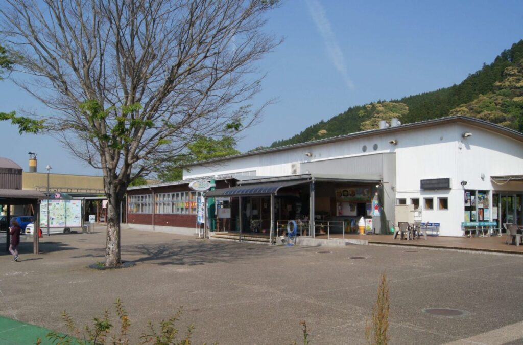 九州屈指の清流・番匠川のほとりにある大分県佐伯市の道の駅やよい外観