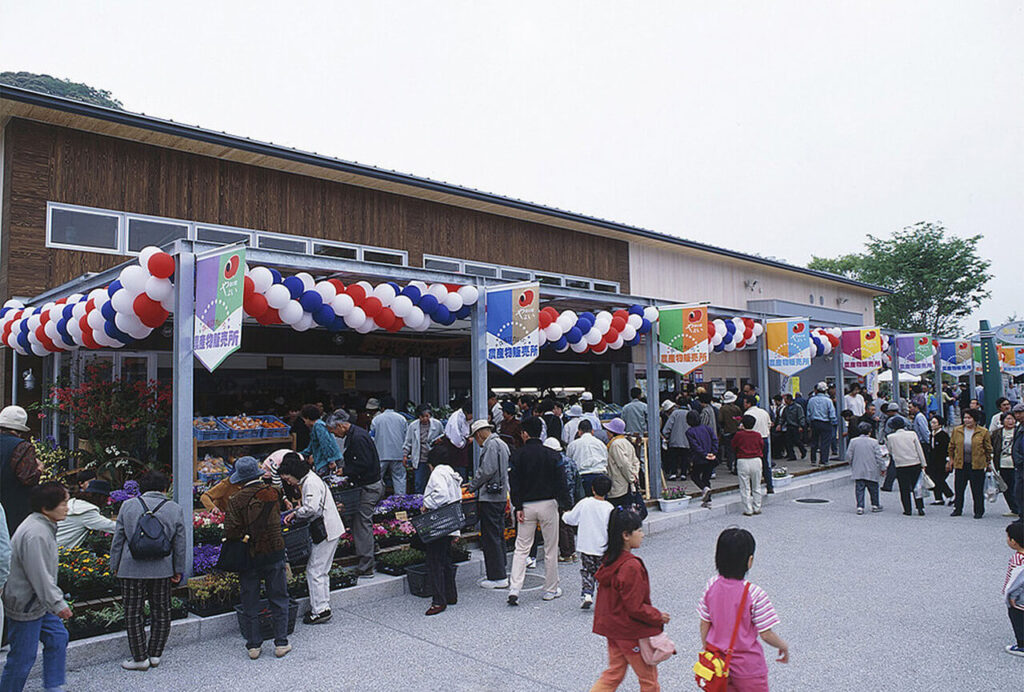 大分県佐伯市の道の駅やよい、イベントで多くの来場者が集まるにぎやかな外観