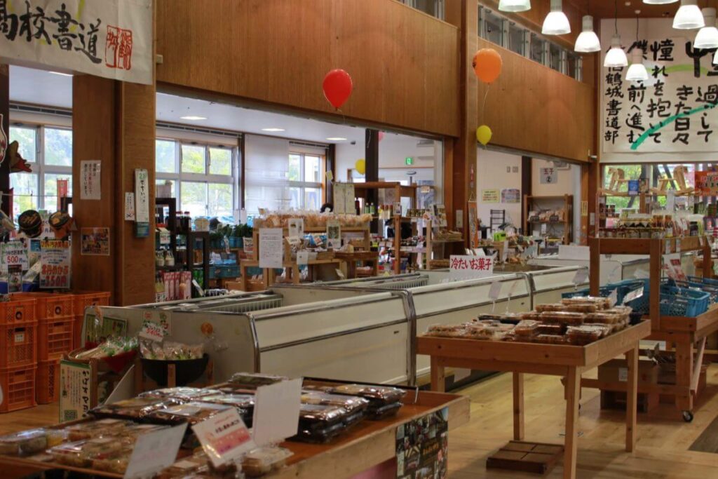 道の駅やよい物産館ぴかいちの店内、特産品売り場の様子