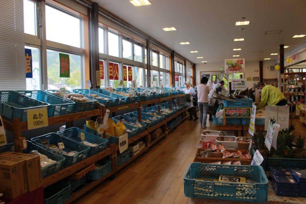 九州屈指の清流・番匠川のほとりにある大分県佐伯市の道の駅やよい外観
