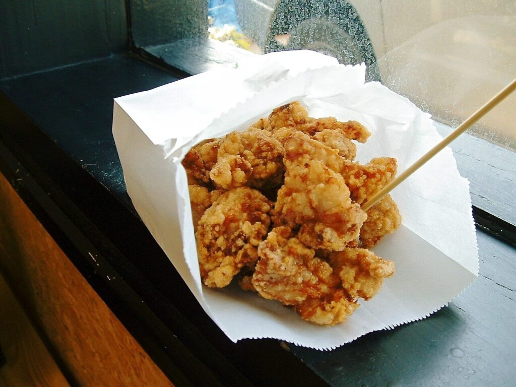 中津からあげの食べ歩きスタイル|紙袋で楽しむ大分県中津市の人気グルメ