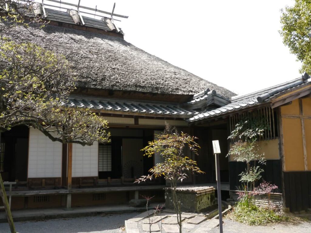 福沢諭吉旧居の庭から室内を望む風景|茅葺き屋根と当時の暮らしを感じる建物