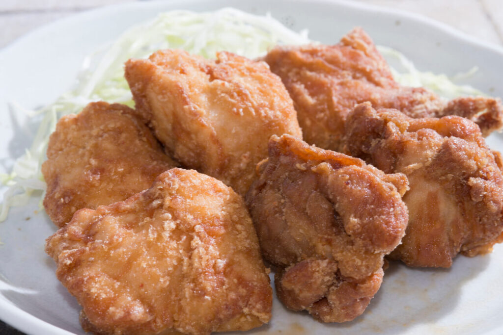 大分県中津市名物・中津からあげの盛り付け|外はカリッと中はジューシーなご当地グルメ
