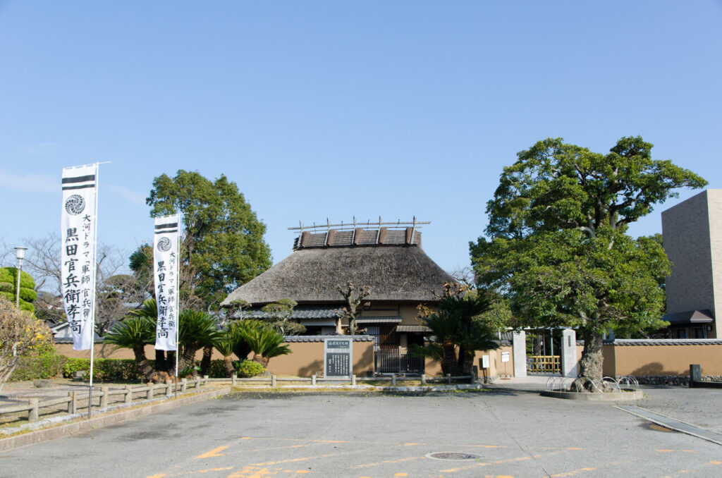 福沢諭吉旧居|茅葺き屋根が残る国指定史跡・福沢諭吉が幼少期を過ごした家
