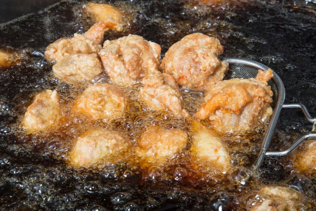 中津からあげの調理風景|醤油ダレに漬け込んだ鶏肉を揚げる大分名物グルメ