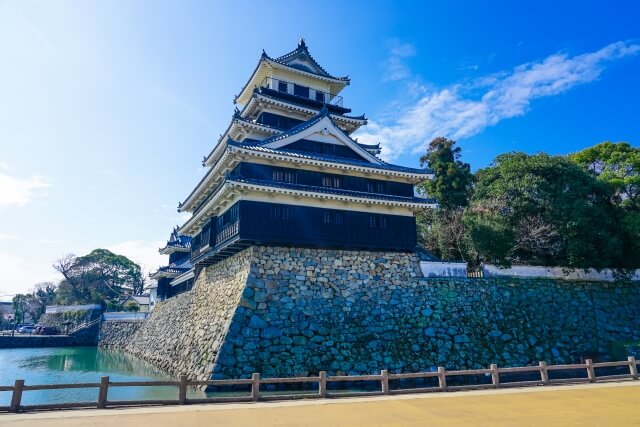 中津城の右側から見た外観|黒田官兵衛が築いた水城と石垣の景観