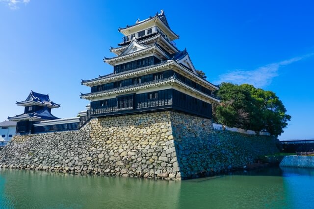 中津城の左側から見た外観|堀と天守が美しい大分県中津市の歴史的名所