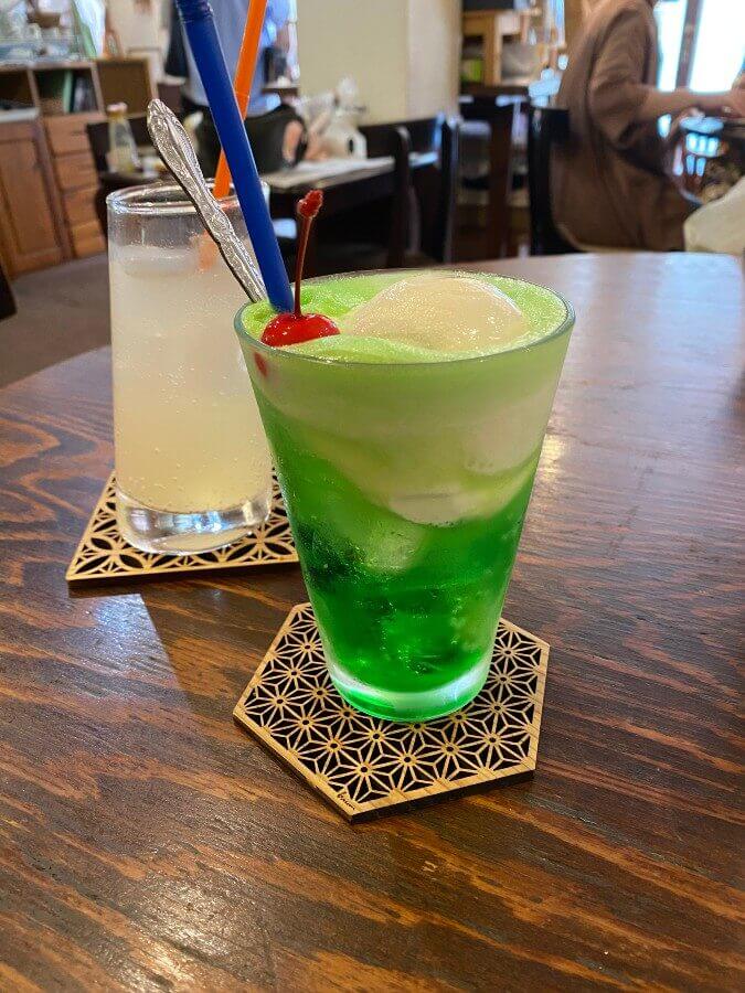 昭和の町らしいレトロなクリームソーダと喫茶店メニュー