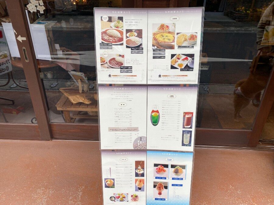 伯剌西爾珈琲舎の店頭に掲示されたメニューと人気コーヒー・食事一覧(昭和の町)