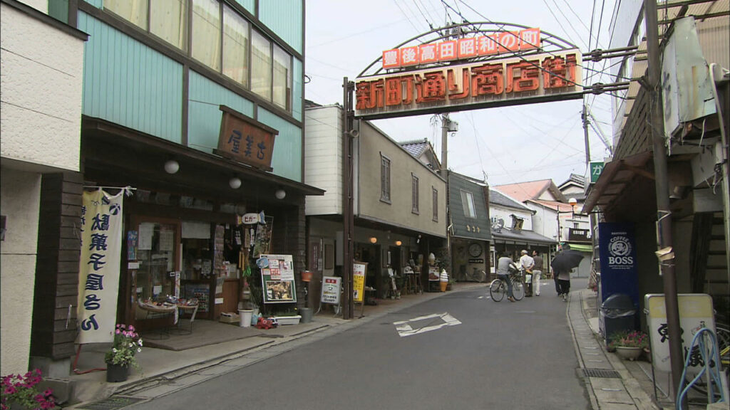 昭和の町・昭和通り商店街入口にある伯剌西爾珈琲舎の外観と街並み