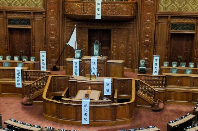 国会内部の議長席と議場の風景 政治の中枢イメージ