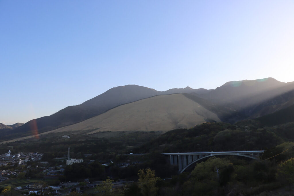 大分県別府市の扇山と青空、温泉街の町並みイメージ