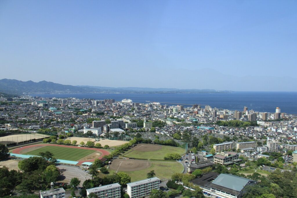 別府市グローバルタワーから望む市街地と海のパノラマ風景