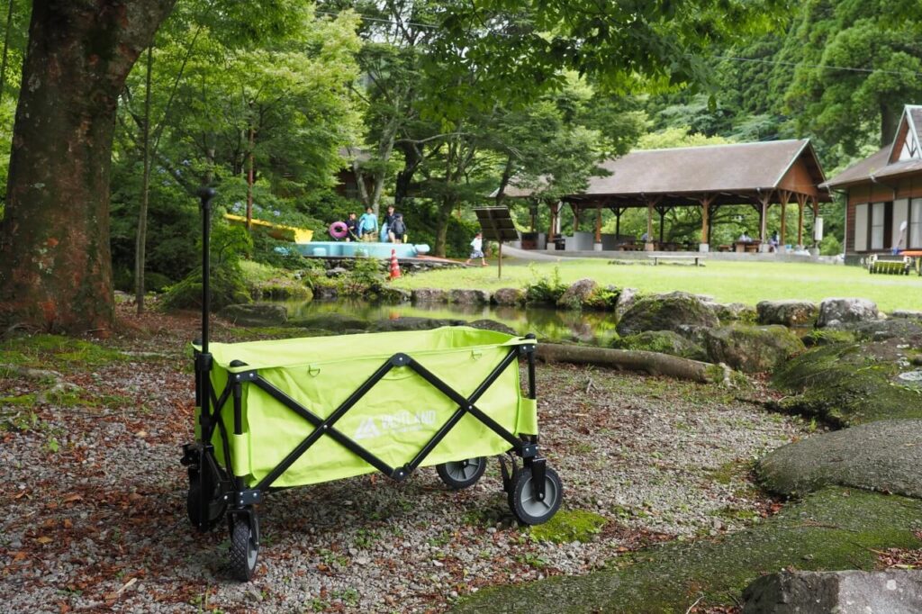 直川憩の森公園キャンプ場 の自然に囲まれたキャンプサイトの風景