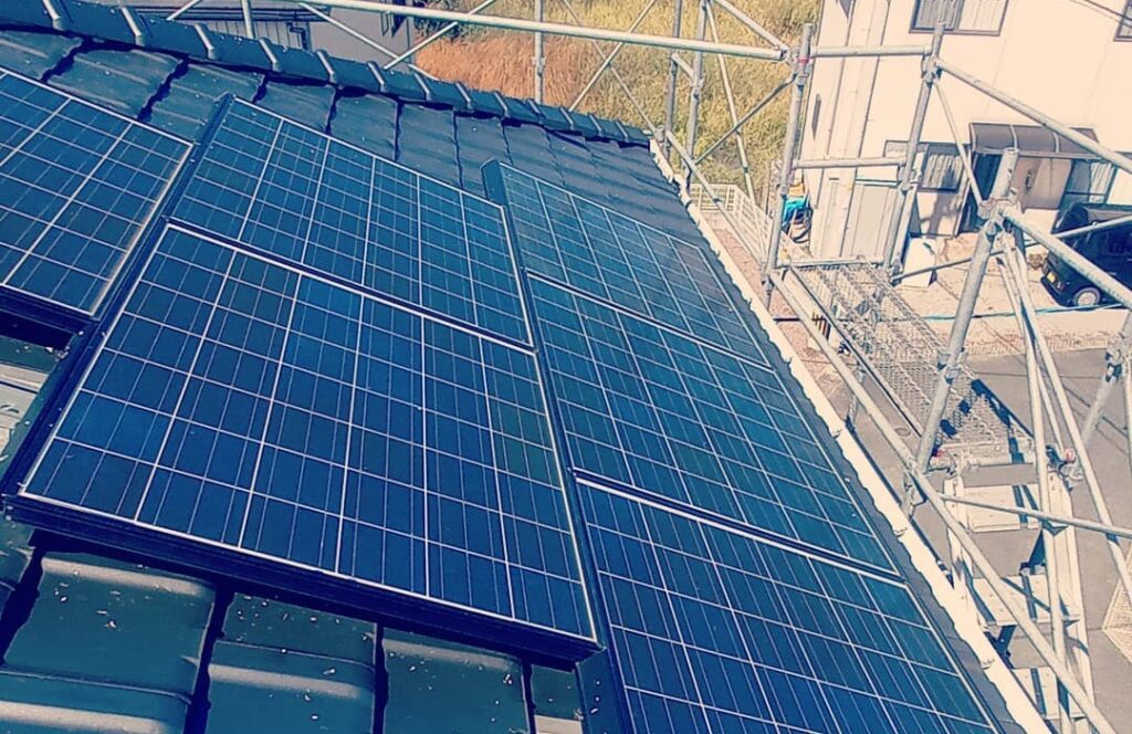 住宅の屋根に設置された太陽光パネルのアップ