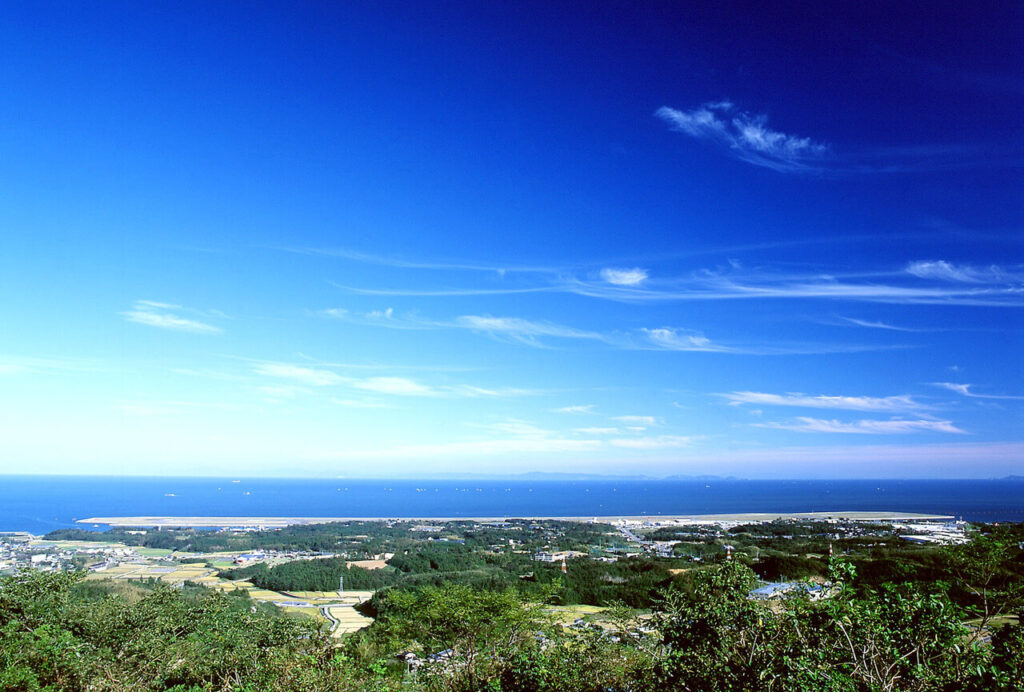 国東市の山から見下ろした海・山・町並みの風景