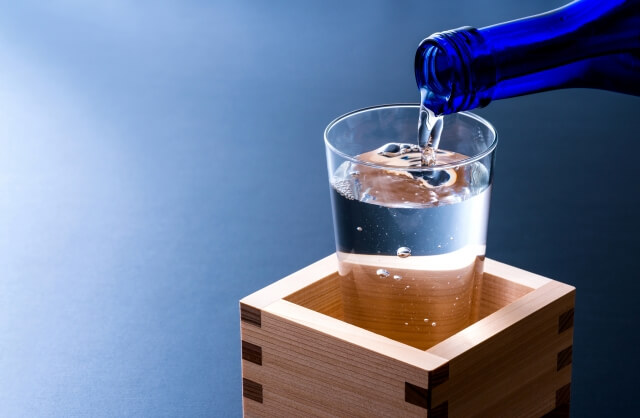 日本酒をグラスに注いでいる様子(イメージ)