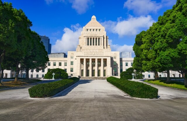 国会議事堂の外観を正面から捉えた日本の政治の象徴